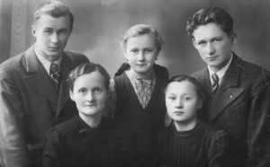 Rodzina Wawrzyniaków, mieszkańcy Śmigla, zdjęcie z 1941 lub 1943 roku