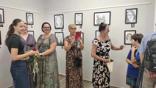 Wernisaż wystawy prac uczniów Hanny Sneli